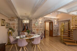 Tradisjonell villa, 2 soverom, hageutsikt | Safe på rommet, individuelt dekorert og individuelt innredet