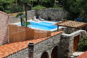 Sesongbasert utendørsbasseng