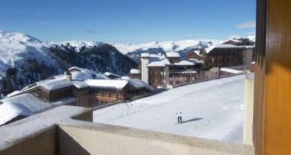 APPARTEMENT SAVOYARD POUR 5 PERSONNES AVEC ACCES DIRECT AUX PISTES