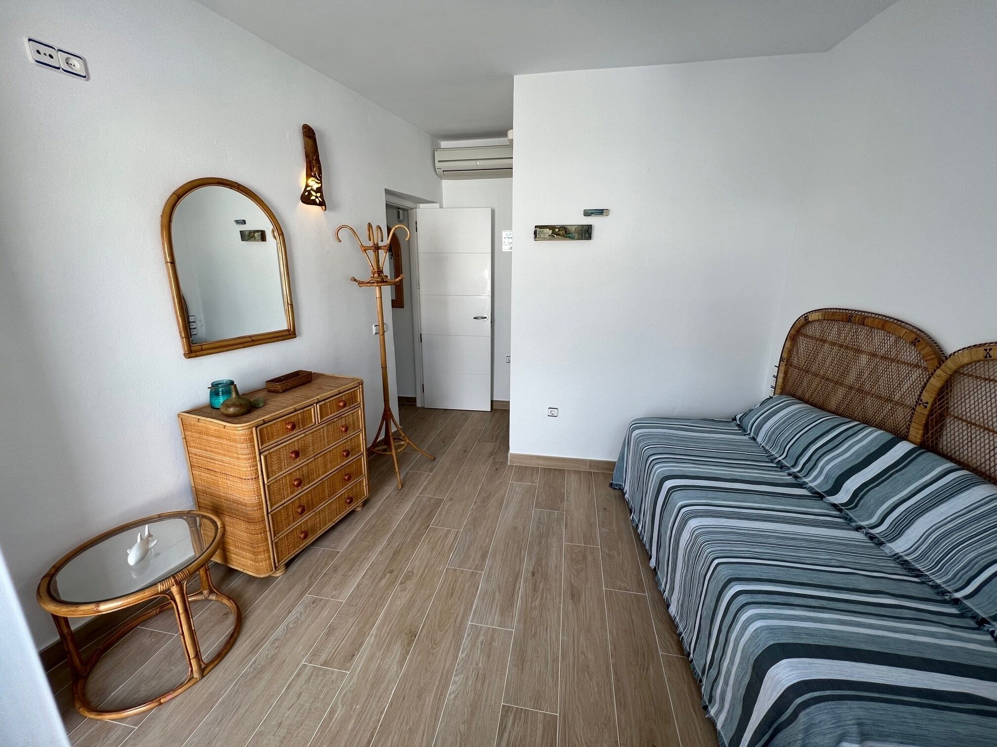 San José, quiet and large terrace at 100m beach