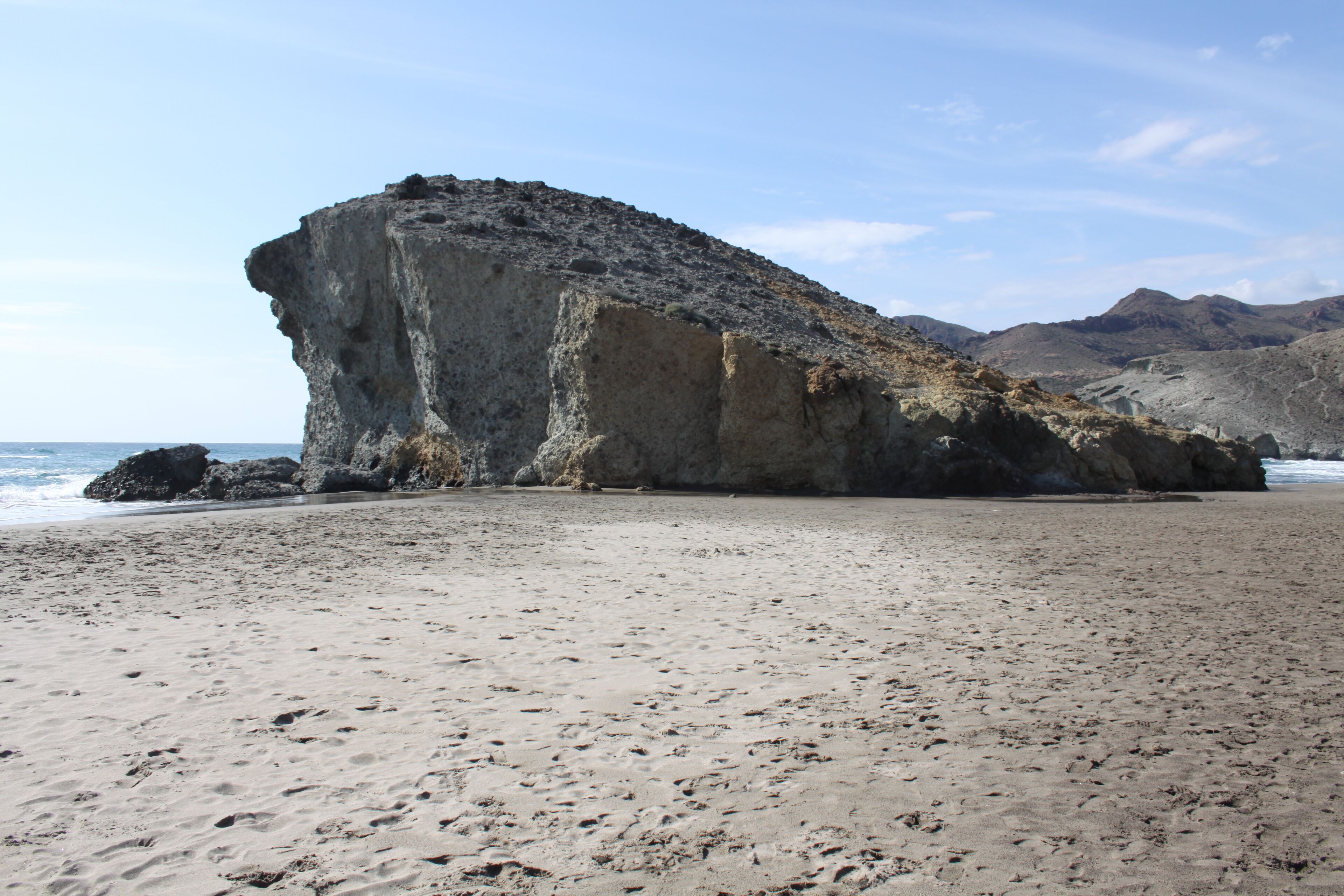 Una spiaggia nelle vicinanze, lettini da mare