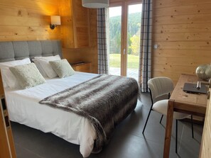 5 chambres, coffres-forts dans les chambres, fer et planche à repasser