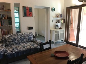 TV, fireplace, books - San Teodoro: House / Villa - San Teodoro (San Teodoro)