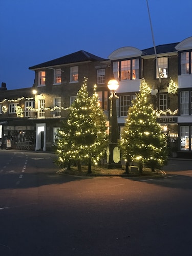 Charming Character Cottage with pretty gardens. 10 Minutes walk to beach.