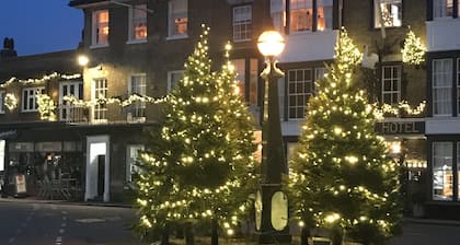 Charming Character Cottage with pretty gardens. 10 Minutes walk to beach.