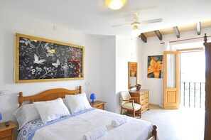 6 bedrooms, iron/ironing board, Internet, bed sheets