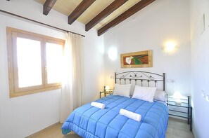 6 soverom, strykejern/-brett, internettilgang og sengetøy