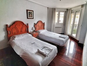 5 habitaciones, tabla de planchar con plancha y wifi gratis 