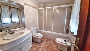 Baignoire, séchoir à cheveux, serviettes fournies