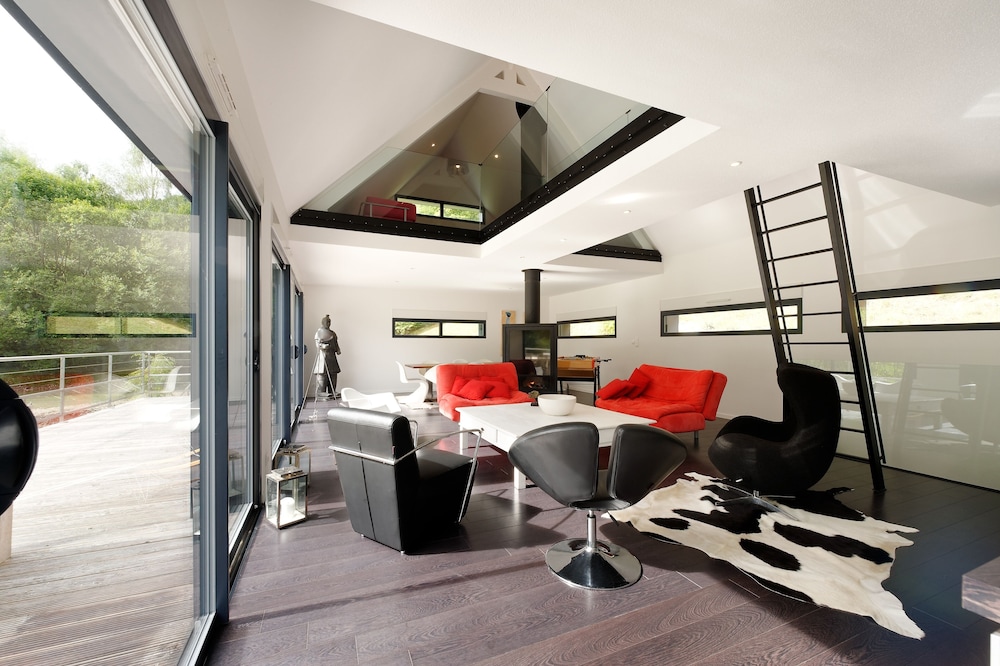 OUTSTANDING CONTEMPORARY CHALET IN A BRIGHT QUIET