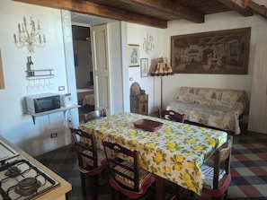 Interior - Martina, centre, 5 min. walk beach, 10 min walk trainstation in palazzo 1721 (Tropea)