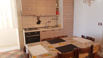 Jääkaappi, uuni, liesi, kahvin-/teenkeitin