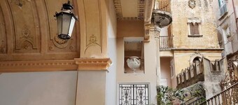 Martina, mit terrasse, balkon, im Palazzo 1700, Stadtkern, 5 gehminuten Strand.