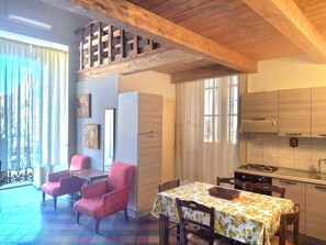 Fridge, oven, stovetop, coffee/tea maker