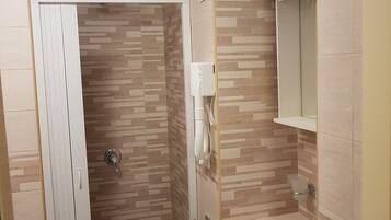 Douche, sĂšche-cheveux, bidet, serviettes fournies