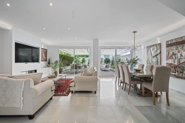 Smart TV, DVD player