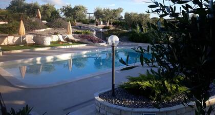 Lovely Trullo, with private pool, with beautiful gardens, close to Alberobello.