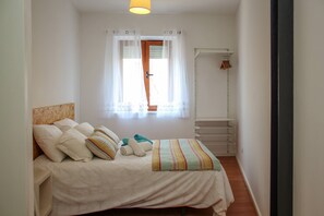 3 habitaciones, tabla de planchar con plancha y acceso a internet