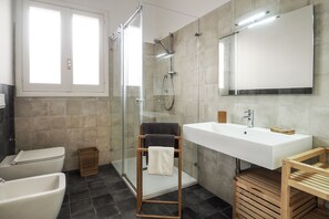 Chuveiro, secador de cabelo, bidê, toalhas de banho