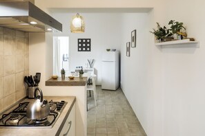 Geladeira, fogão, cooktop, talheres/pratos/utensílios de cozinha