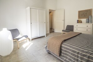 2 quartos, ferros/tábuas de passar roupa, roupa de cama