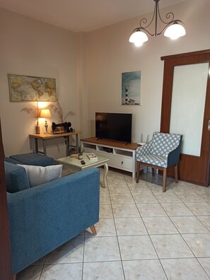 Smart TV, DVD player, books, offices