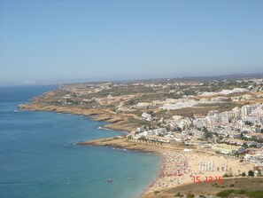 Plage à proximité, chaises longues