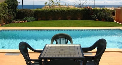 Villa mit eigenem Pool, herrlicher Meerblick, 10 Minuten zu Fuß zum Strand