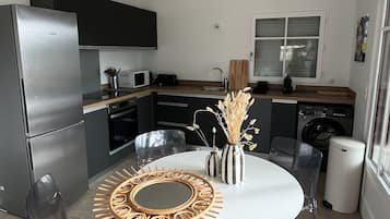 Frigorífico, microondas, horno y placa de cocina