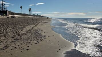 Beach nearby, sun loungers, beach towels