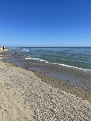 Nära stranden, solstolar och strandhanddukar