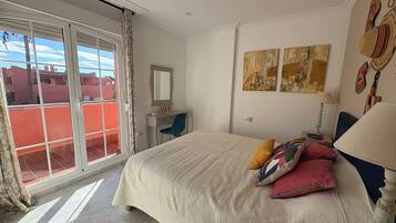 4 bedrooms, in-room safe, desk, iron/ironing board