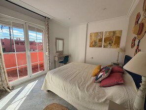 4 habitaciones, caja de seguridad en la habitación y escritorio 