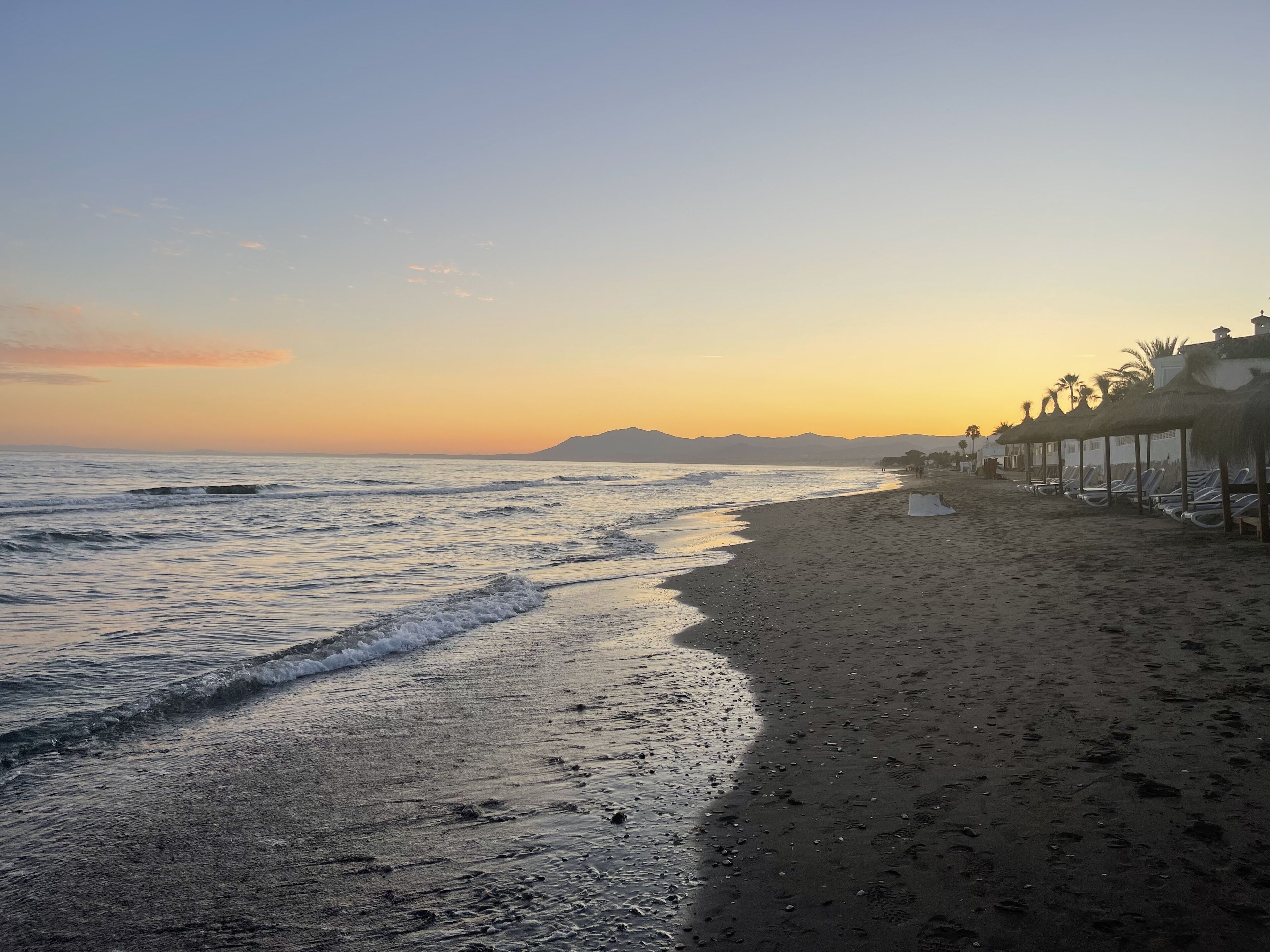 Beach nearby, sun loungers, beach towels