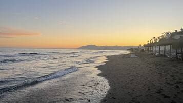 Beach nearby, sun loungers, beach towels