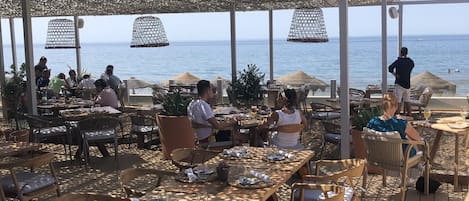 屋外ダイニングエリア