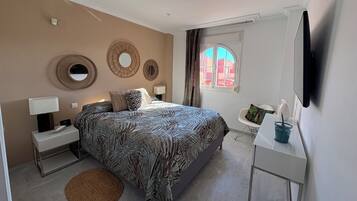 4 bedrooms, in-room safe, desk, iron/ironing board