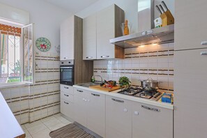 KĂŒhlschrank, Mikrowelle, Ofen, Herdplatte