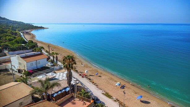 A coastal view with a beach, clear blue sea, and buildings with tiled roofs. - House / Villa - Sciacca (Sciacca)