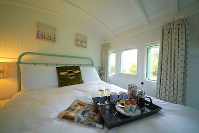 Charming Seaside Home, Full of Character (Old railway carriages) Pet Friendly, 