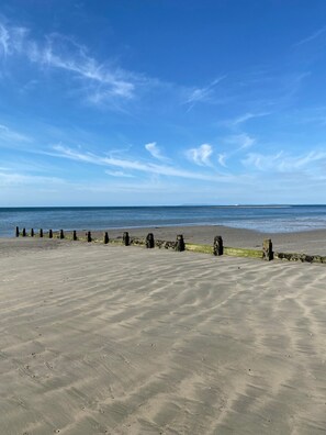 In Strandnähe, Liegestühle, Strandtücher