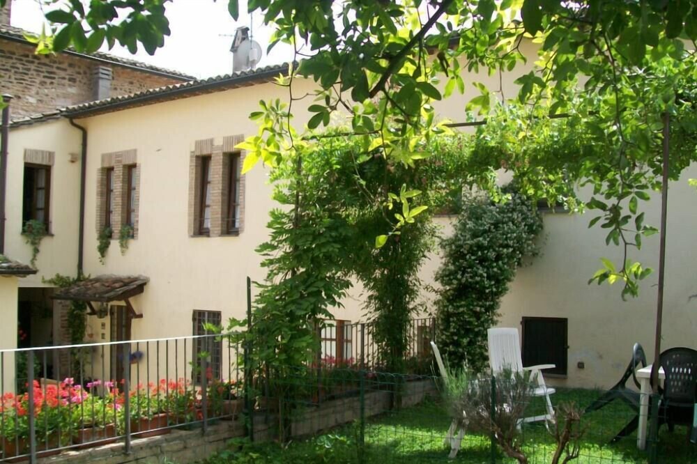 House with garden in the centre of the medieval Spello, cradle of one of the Pinturicchio's masterpiecesHouse with garden