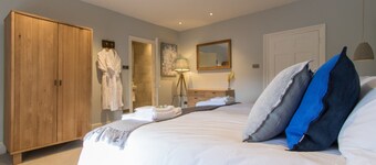 Atherstone Farmhouse - thatched farmhouse that sleeps 14 guests  in 6 bedrooms