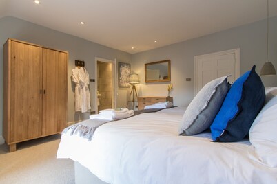 Atherstone Farmhouse - thatched farmhouse that sleeps 14 guests  in 6 bedrooms