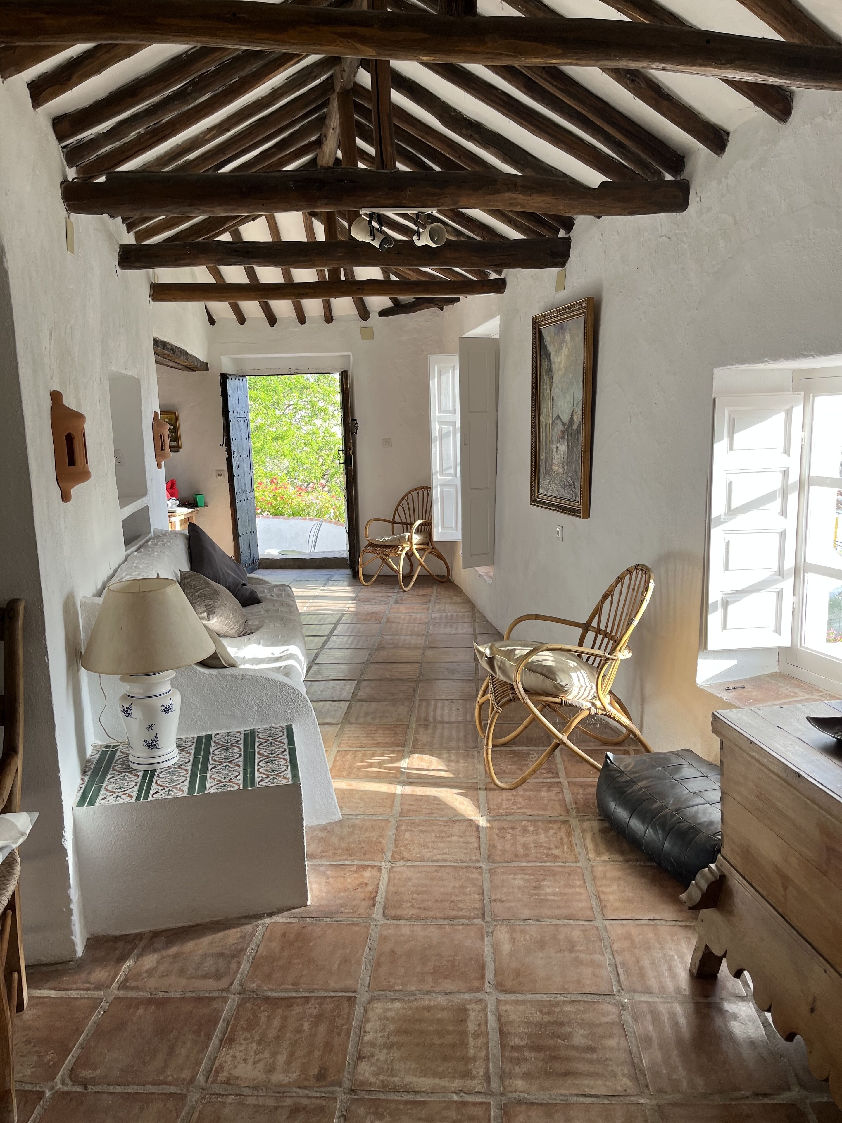 Een televisie en een open haard