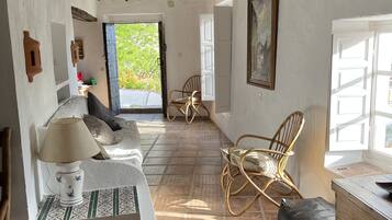 Een televisie en een open haard