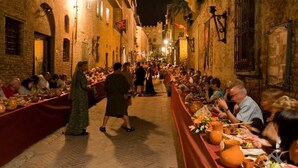 A medieval street lined with stone buildings, narrow pathways, and tables set up for a communal meal. - Tognazzi Holiday House - Casa Giglio - Medieval village of Certaldo Alto (Certaldo)