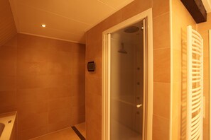 Badewanne, Whirlpool, Haartrockner, Handtücher