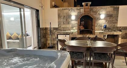 Villa und Nebengebäude mit privatem Pool, geräumigen Außenterrassen und WLAN.