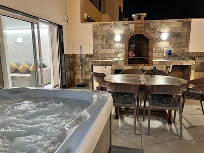 Modern Villa and Annex ,sleeps 12, with Private   Pool, jacuzzi, Air con Wifi.
